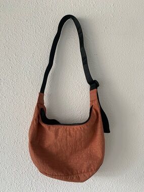 Baggu medium crescent bag in Rhubarb